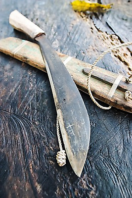 포토 JPG 주간 해외 아시아 생활용품 백그라운드 필리핀 사람없음 야외 목재 아웃포커스 도구 끈 칼 철 칼집 국내포토 자연요소 나무 나라 재료 촬영기법 동남아시아 오브젝트 파일형식