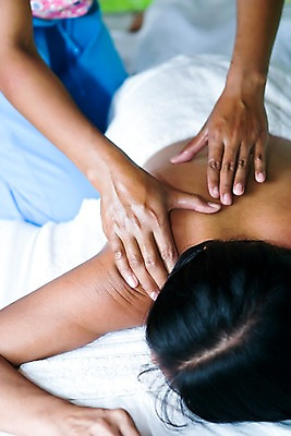 포토 JPG 해외 손 여자 아시아 엎드리기 실내 필리핀 신체부위 치료 뷰티 스파 마사지 피부 어깨 전통마사지 아로마 테라피 안마사 국내포토 나라 의학 모션 사람 내부 동남아시아 파일형식