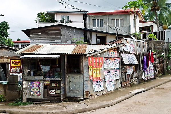 포토 JPG 주간 해외풍경 해외 아시아 종이 도로 벽지 거리 주택 거리풍경 필리핀 풍경 사람없음 야외 건물 상점 지저분함 벽보 국내포토 자연요소 건축물 나라 길 교통시설 동남아시아 감각 파일형식