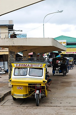 포토 JPG 주간 해외풍경 해외 아시아 도로 교통수단 거리 대중교통 거리풍경 필리핀 사람 풍경 성인 야외 건물 관광지 도시풍경 여행객 도시 휴양지 여러대 트라이씨클 팔라완 성인만 국내포토 자연요소 건축물 나라 길 여행 다수 교통 교통시설 동남아시아 장소 파일형식