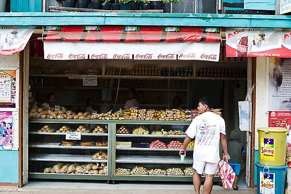 포토 JPG 주간 해외풍경 해외 아시아 빵 종류 필리핀 사람 여러명 야외 판매 쿠키 제과 상점 전시 빵집 상품 상인 제빵 국내포토 자연요소 나라 음식 다수 디저트 풍경 제과제빵 동남아시아 파일형식