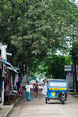 포토 JPG 주간 나무 식물 해외풍경 해외 아시아 도로 교통수단 한대 거리 대중교통 주택 거리풍경 필리핀 사람 풍경 여러명 성인 야외 관광지 도시풍경 여행객 도시 보행자 휴양지 트라이씨클 팔라완 성인만 국내포토 자연요소 1 나라 길 여행 다수 교통 교통시설 건물 동남아시아 장소 파일형식