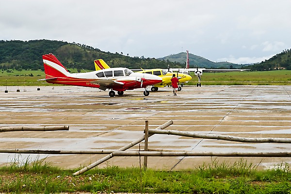 포토 JPG 주간 외국인 나무 구름 해외풍경 해외 아시아 교통수단 하늘 산 비행기 필리핀 한명 사람 풍경 야외 뒷모습 풀 공항 항공 경비행기 흐림 세대 국내포토 자연요소 식물 1 나라 뷰포인트 교통 항공교통 교통시설 날씨 대중교통 인종 동남아시아 파일형식