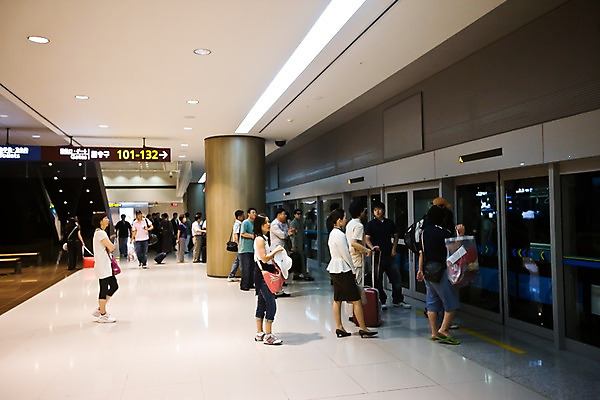 포토 JPG 아시아 여행 이동 교통시설 출입구 한국 실내 사람 여러명 뒷모습 여행객 캐리어 여행가방 역 공항 인천 게이트 셔틀트레인 인천국제공항 국내포토 나라 뷰포인트 다수 교통 컨셉 가방 내부 시설 파일형식