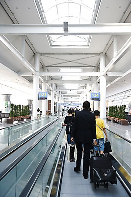 포토 JPG 아시아 여행 이동 교통시설 출입구 한국 실내 사람 여러명 뒷모습 여행객 캐리어 여행가방 공항 인천 게이트 무빙워크 인천국제공항 국내포토 나라 뷰포인트 다수 교통 컨셉 가방 내부 시설 파일형식