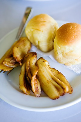 포토 JPG 그릇 식기 접시 음식 빵 백그라운드 포크 과일 바나나 요리 근접촬영 사람없음 아웃포커스 열대과일 모닝빵 국내포토 뷰포인트 촬영기법 파일형식