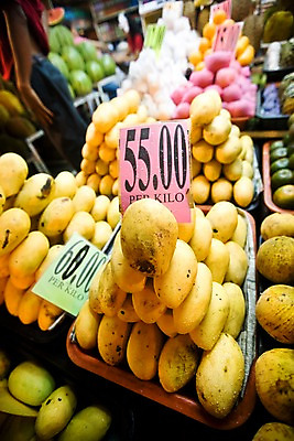 포토 JPG 해외풍경 해외 열매 아시아 음식 과일 실내 종류 필리핀 사람 풍경 상점 전시 다양 시장 상인 가격표 망고 국내포토 식물 나라 다수 내부 동남아시아 열대과일 파일형식