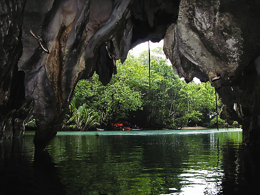 포토 JPG 주간 나무 식물 해외풍경 해외 아시아 섬 자연 국립공원 필리핀 사람 풍경 여러명 야외 물 관광지 강 반사 여행객 탐험 돌_바위 바위 동굴 휴양지 석회암 지하강 팔라완 선박 국내포토 자연요소 공원 나라 여행 다수 수상교통 동남아시아 장소 암석 생태계 파일형식
