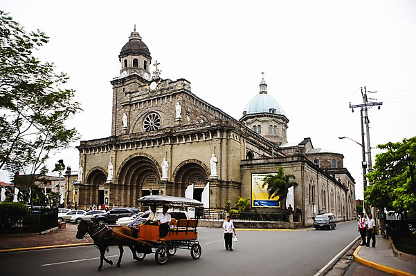 포토 JPG 주간 외국인 동물 해외풍경 해외 아시아 종교 종교시설 거리 거리풍경 필리핀 사람 풍경 여러명 야외 성당 천주교 말_동물 보행자 대성당 마차 마닐라 마닐라대성당 마부 국내포토 자연요소 나라 교통수단 다수 포유류 종교건축 인종 동남아시아 시설 파일형식