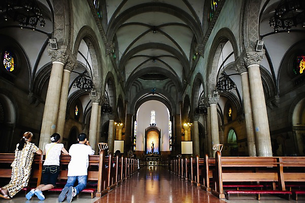 포토 JPG 해외 아시아 종교 의자 종교시설 조명 실내 필리핀 미술 사람 여러명 내부 성당 어둠 원근감 천주교 기도 공예 천장 아치 대성당 모자이크 마닐라 마닐라대성당 유리조각 국내포토 나라 뷰포인트 가구 다수 종교건축 문화예술 취미 동남아시아 시설 파일형식