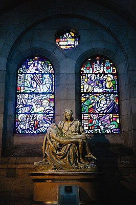 포토 JPG 해외 아시아 종교 문화 예술 창문 종교시설 조명 실내 필리핀 미술 사람없음 조각상 성당 어둠 천주교 공예 작품 모자이크 스테인드글라스 마닐라 마닐라대성당 유리조각 피에타 국내포토 나라 종교건축 유리 문화예술 취미 내부 조형물 동남아시아 시설 파일형식