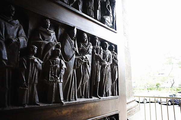 포토 JPG 주간 해외 아시아 종교 조각 종교시설 필리핀 미술 사람없음 야외 관광지 성당 문 천주교 공예 대성당 청동 부조 마닐라 마닐라대성당 정문 조각_조소 국내포토 자연요소 나라 여행 종교건축 문화예술 취미 동남아시아 시설 조소 파일형식