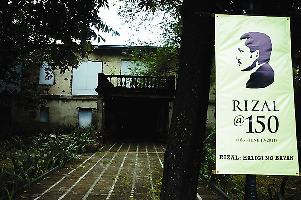 포토 JPG 주간 나무 식물 해외 공원 아시아 백그라운드 필리핀 사람없음 야외 건물 관광지 현수막 빈티지 박물관 리잘공원 마닐라 호세리잘박물관 국내포토 자연요소 건축물 공공시설 나라 여행 컨셉 동남아시아 파일형식