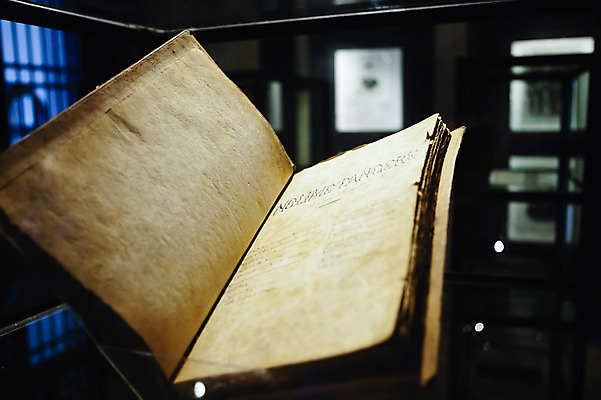 포토 JPG 해외 공원 아시아 백그라운드 조명 실내 필리핀 사람없음 책 관광지 갈색 전시 빈티지 오픈 고서 박물관 유리관 리잘공원 마닐라 호세리잘박물관 국내포토 공공시설 나라 컬러 여행 컨셉 유물 실험기구 내부 동남아시아 파일형식