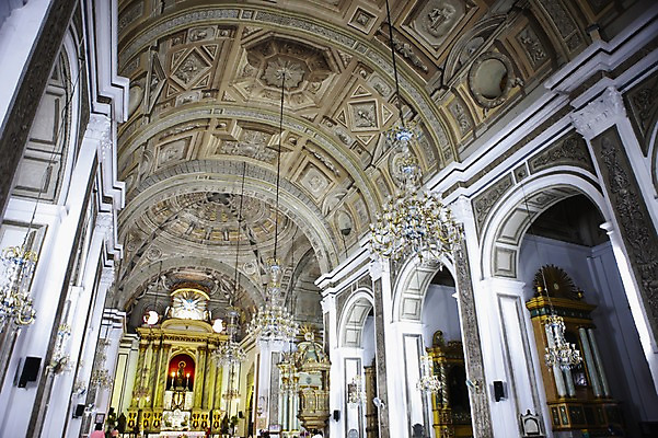 포토 JPG 해외 건축물 아시아 종교 로우앵글 여행 종교시설 조명 실내 필리핀 사람 건물 관광지 인테리어 성당 벽화 천장 그림 샹들리에 돔 마닐라 성어거스틴성당 국내포토 디자인 건축 나라 뷰포인트 종교건축 내부 동남아시아 시설 파일형식