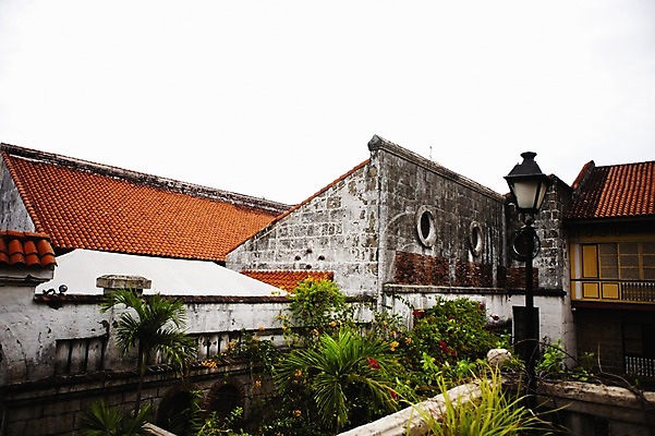 포토 JPG 주간 나무 식물 해외풍경 해외 건축물 외관 아시아 화초 가로등 지붕 벽돌 필리핀 풍경 사람없음 야외 건물 빈티지 화단 국내포토 자연요소 공공시설 건축 나라 컨셉 동남아시아 파일형식