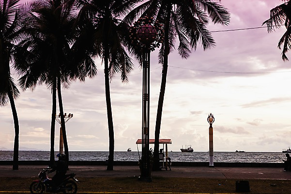 포토 JPG 주간 나무 식물 해외풍경 해외 아시아 길 바다 백그라운드 가로등 벤치 의자 자연 하늘 거리 필리핀 사람 풍경 해변 야외 두명 야자수 노을 일몰 오토바이 헬멧 휴양지 국내포토 자연요소 공공시설 나라 가구 바이크 동남아시아 장소 보호장비 생태계 파일형식