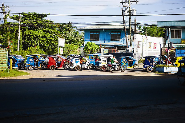 포토 JPG 주간 해외풍경 해외 아시아 도로 교통수단 거리 대중교통 주택 거리풍경 필리핀 사람 풍경 성인 야외 관광지 도시풍경 여행객 도시 휴양지 여러대 트라이씨클 팔라완 성인만 국내포토 자연요소 나라 길 여행 다수 교통 교통시설 건물 동남아시아 장소 파일형식
