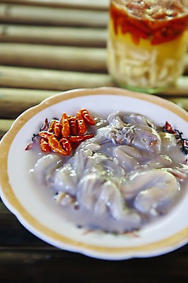 포토 JPG 전통 해외 그릇 접시 아시아 문화 식재료 고추 실내 필리핀 사람없음 아웃포커스 하이앵글 전통음식 팔라완 국내포토 식기 나라 음식 뷰포인트 채소 촬영기법 내부 동남아시아 파일형식