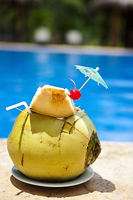 포토 JPG 주간 해외풍경 해외 그릇 접시 아시아 음료 음식 조각 과일 수영장 빨대 그림자 필리핀 사람없음 야외 아웃포커스 체리 코코넛 조각_조소 국내포토 자연요소 식기 나라 촬영기법 풍경 동남아시아 조소 파일형식