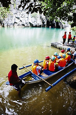 포토 JPG 주간 해외풍경 해외 아시아 스포츠 자연 국립공원 필리핀 사람 풍경 여러명 성인 야외 물 관광지 강 여행객 탐험 동굴 안전모 휴양지 구명조끼 지하강 팔라완 선박 성인만 국내포토 자연요소 공원 나라 여행 다수 수상교통 동남아시아 장소 헬멧 안전장비 생태계 구조용품 파일형식