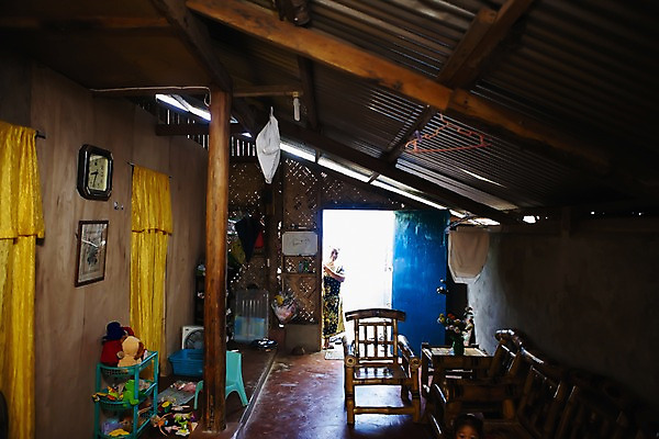 포토 JPG 주간 해외풍경 해외 여자 아시아 인형 생활용품 고건축 의자 탁자 지붕 주택 실내 필리핀 사람 성인 인테리어 기둥 커튼 천장 여자만 성인여자만 성인만 국내포토 자연요소 건축물 디자인 건축 나라 가구 풍경 내부 건물 동남아시아 오브젝트 파일형식