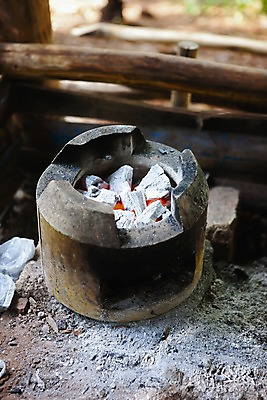 포토 JPG 주간 해외풍경 해외 아시아 백그라운드 불 필리핀 풍경 사람없음 야외 아웃포커스 화로 숯 숯불 화롯불 국내포토 자연요소 그릇 나라 촬영기법 동남아시아 파일형식