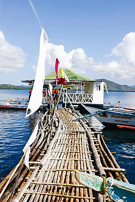포토 JPG 주간 구름 해외풍경 해외 아시아 바다 여행 수상교통 하늘 필리핀 사람 풍경 여러명 성인 야외 관광지 항구 맑음 보트 휴양지 방카 선박 성인만 국내포토 자연요소 나라 교통수단 다수 배_교통 교통시설 날씨 동남아시아 장소 파일형식