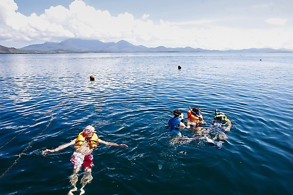 포토 JPG 주간 구름 해외풍경 해외 남자 수영복 아시아 스포츠 바다 백그라운드 자연 하늘 레저 산 필리핀 사람 풍경 여러명 야외 수영 수상스포츠 스노클링 물안경 오리발 잠수 휴양지 구명조끼 남자만 국내포토 자연요소 옷 나라 다수 동남아시아 장소 생태계 수영용품 구조용품 파일형식