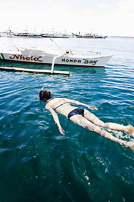 포토 JPG 주간 해외풍경 해외 여자 수영복 아시아 스포츠 바다 백그라운드 자연 레저 필리핀 한명 사람 풍경 야외 뒷모습 비키니 수영 수상스포츠 보트 스노클링 물안경 잠수 휴양지 선박 여자만 여자한명만 국내포토 자연요소 1 옷 나라 뷰포인트 수상교통 배_교통 동남아시아 장소 생태계 수영용품 파일형식