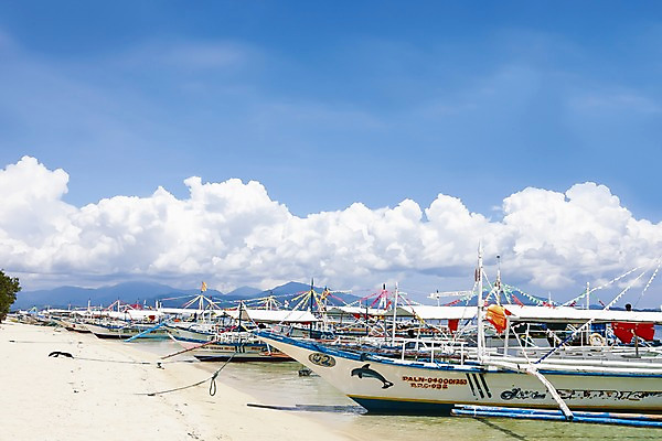 포토 JPG 주간 구름 해외풍경 해외 아시아 바다 수상교통 하늘 필리핀 사람 풍경 성인 해변 야외 관광지 맑음 보트 묶기 정박 휴양지 방카 선박 성인만 국내포토 자연요소 나라 교통수단 여행 배_교통 모션 날씨 동남아시아 장소 파일형식