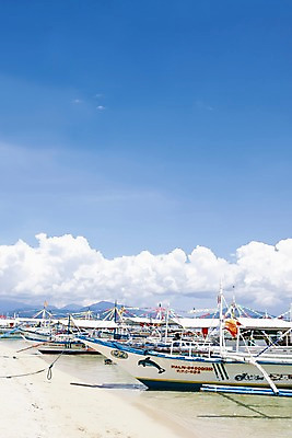 포토 JPG 주간 구름 해외풍경 해외 아시아 바다 수상교통 하늘 필리핀 사람 풍경 성인 해변 야외 관광지 맑음 보트 묶기 정박 휴양지 방카 선박 성인만 국내포토 자연요소 나라 교통수단 여행 배_교통 모션 날씨 동남아시아 장소 파일형식