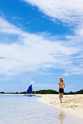 포토 JPG 주간 전신 나무 식물 구름 모자 해외풍경 해외 여자 수영복 아시아 바다 백그라운드 요트 자연 하늘 필리핀 한명 서기 사람 풍경 해변 야외 뒷모습 모래사장 보트 휴양지 선박 여자만 여자한명만 국내포토 자연요소 1 잡화 옷 나라 뷰포인트 수상교통 배_교통 모션 동남아시아 장소 생태계 파일형식