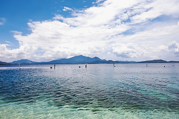 포토 JPG 주간 구름 해외풍경 해외 아시아 바다 백그라운드 요트 자연 하늘 산 필리핀 풍경 해변 사람없음 야외 보트 휴양지 선박 국내포토 자연요소 나라 수상교통 배_교통 동남아시아 장소 생태계 파일형식