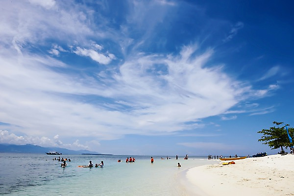 포토 JPG 주간 나무 식물 구름 해외풍경 해외 아시아 스포츠 바다 백그라운드 자연 하늘 산 필리핀 서기 사람 풍경 여러명 상반신 해변 야외 모래사장 수영 보트 휴양지 해수욕 선박 국내포토 자연요소 나라 다수 수상교통 배_교통 모션 휴가 동남아시아 장소 수상스포츠 생태계 파일형식