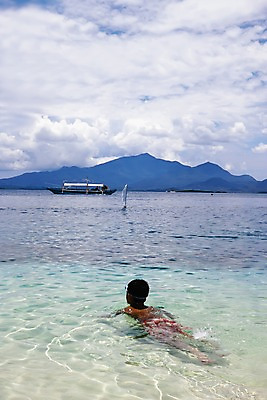 포토 JPG 주간 구름 해외풍경 해외 아시아 스포츠 바다 여행 수상교통 하늘 산 필리핀 사람 풍경 여러명 야외 관광지 맑음 수영 휴양지 해수욕 부표 선박 국내포토 자연요소 나라 교통수단 다수 날씨 휴가 동남아시아 장소 수상스포츠 파일형식