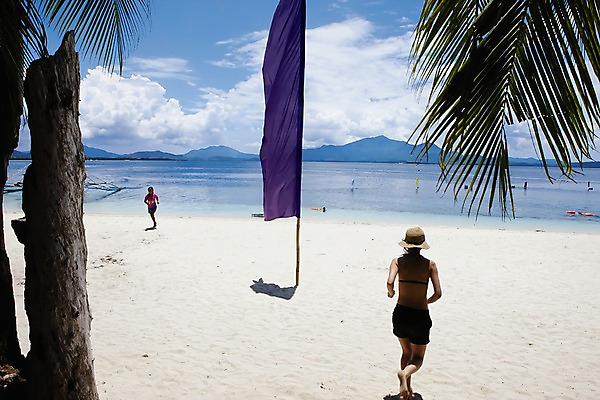 포토 JPG 주간 전신 나무 식물 구름 모자 해외풍경 해외 여자 수영복 아시아 바다 백그라운드 자연 하늘 산 필리핀 서기 사람 풍경 해변 야외 두명 모래사장 깃발 휴양지 여자만 국내포토 자연요소 잡화 옷 나라 모션 동남아시아 장소 생태계 파일형식