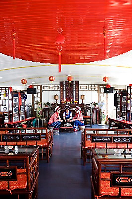 포토 JPG 해외 여자 아시아 여행 실내 사람 성인 세명 관광지 인테리어 중국 카페 전통의상 유람선 운남성 따리 얼하이레이크 얼하이호 전통찻집 여자만 성인여자만 성인만 국내포토 전통 디자인 나라 배_교통 내부 상점 성 파일형식