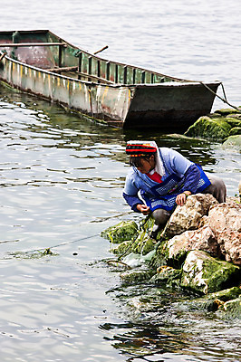 포토 JPG 주간 해외풍경 해외 여자 아시아 호수 이끼 한명 사람 앉기 풍경 야외 강 중국 돌_바위 바위 작업 작업실 정박 따리 얼하이레이크 얼하이호 선박 여자만 여자한명만 국내포토 자연요소 1 나라 수상교통 배_교통 모션 파일형식