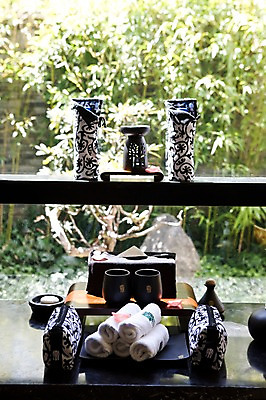 포토 JPG 주간 해외풍경 해외 아시아 생활용품 백그라운드 선반 풍경 사람없음 야외 아웃포커스 장식 컵 인테리어 수건 뷰티 중국 공예품 운남성 리장 반얀트리 수공예품 국내포토 자연요소 식기 디자인 나라 가구 촬영기법 위생용품 성 공예 오브젝트 파일형식