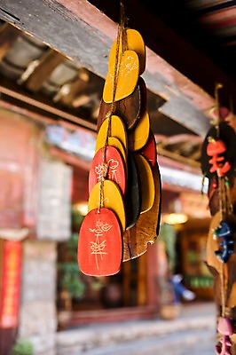 포토 JPG 주간 해외풍경 해외 아시아 로우앵글 백그라운드 고건축 사람없음 야외 목재 아웃포커스 장식 판매 상점 중국 상품 공예품 운남성 걸림 리장 수공예품 올드타운 국내포토 자연요소 나무 건축물 나라 뷰포인트 재료 모션 촬영기법 풍경 성 공예 파일형식