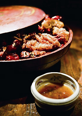 포토 JPG 그릇 식기 음식 백그라운드 채소 고추 탁자 요리 근접촬영 사람없음 아웃포커스 튀김 게 항아리 게요리 국내포토 뷰포인트 가구 촬영기법 갑각류 도자기 파일형식