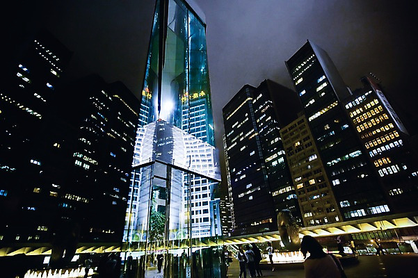 포토 JPG 해외풍경 해외 건축물 로우앵글 섬 야경 조명 사람 빌딩 야외 건물 관광지 도시풍경 여행객 도시 보행자 홍콩 홍콩센트럴 국내포토 건축 뷰포인트 여행 풍경 중국 야간 파일형식 풍경_경치