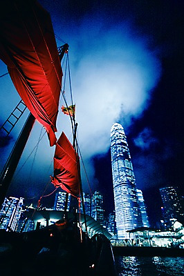 포토 JPG 해외풍경 해외 바다 로우앵글 수상교통 야경 조명 빌딩 해변 사람없음 야외 건물 화려 돛단배 범선 홍콩 아쿠아루나 선박 국내포토 건축물 교통수단 뷰포인트 컨셉 배_교통 풍경 중국 야간 파일형식 풍경_경치