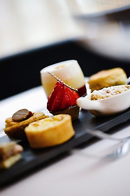 포토 JPG 그릇 식기 접시 음식 백그라운드 포크 디저트 근접촬영 사람없음 아웃포커스 과자 케이크 다과 국내포토 뷰포인트 촬영기법 파일형식