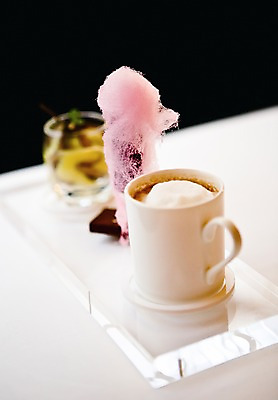 포토 JPG 그릇 접시 커피 음료 음식 백그라운드 유리 탁자 주방용품 실내 사람없음 아웃포커스 컵 카페 머그컵 크리스탈 설탕 다과 국내포토 식기 가구 생활용품 재질 디저트 촬영기법 내부 상점 광석 파일형식