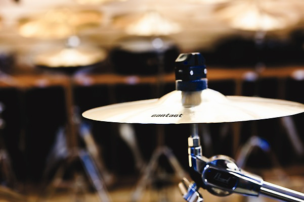 포토 JPG 악기 백그라운드 타악기 한국 실내 사람없음 아웃포커스 반짝임 금속 여러개 전시 금색 드럼 심벌즈 국내포토 아시아 음악 컬러 다수 모션 재질 촬영기법 내부 파일형식