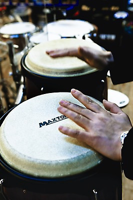 포토 JPG 전통 손 악기 음악 연주 아프리카 타악기 한국 실내 국악기 사람 신체부위 상점 전시 북 드럼 젬베 국내포토 나라 아시아 문화예술 국악 내부 파일형식