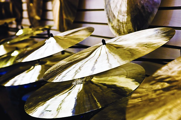 포토 JPG 악기 백그라운드 타악기 한국 실내 종류 사람없음 아웃포커스 반짝임 판매 상점 금속 여러개 전시 금색 상품 드럼 심벌즈 국내포토 아시아 음악 컬러 다수 모션 재질 촬영기법 내부 파일형식