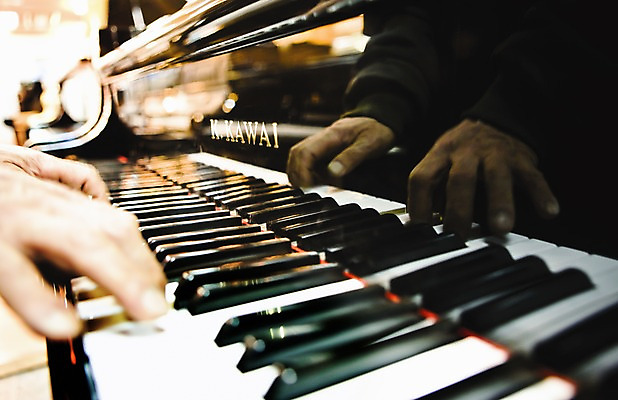 포토 JPG 손 악기 백그라운드 연주 한국 실내 사람 근접촬영 아웃포커스 신체부위 반사 상점 전시 시장 건반 피아노 건반악기 낙원상가 종로 국내포토 아시아 음악 뷰포인트 서울 촬영기법 내부 파일형식